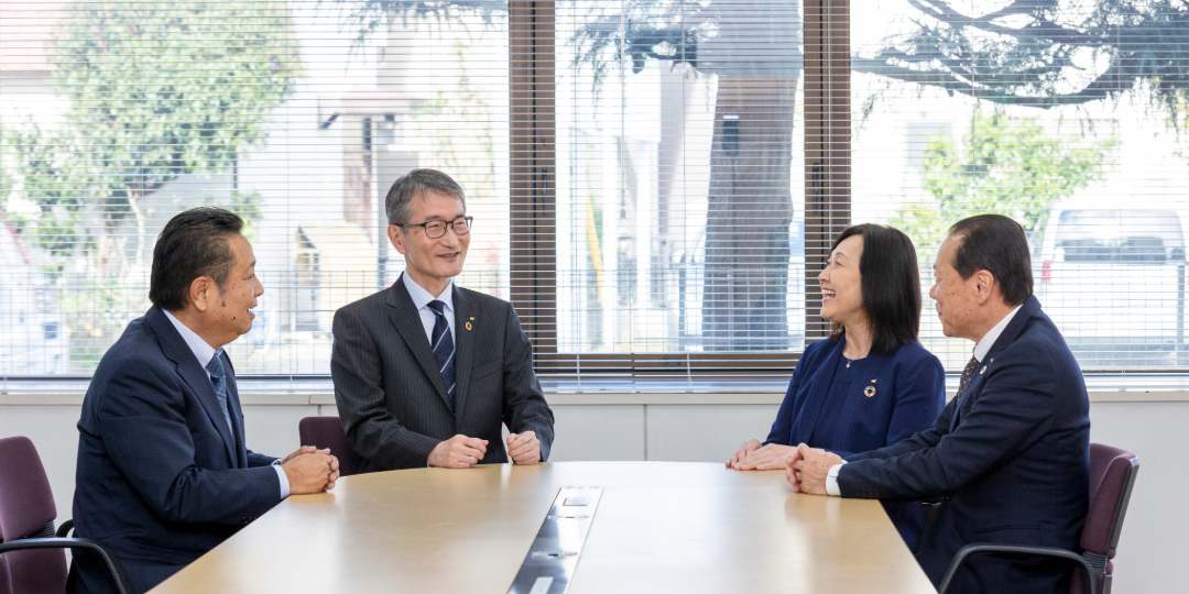 会議室にて会議を行う様子