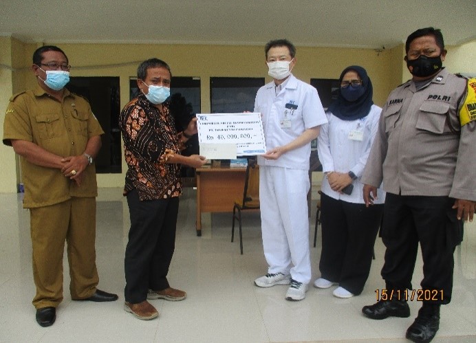 村の開発支援金の寄付（インドネシア）